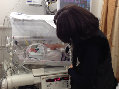 Tips for NICU Parents - Grandma meeting baby